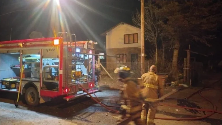 Feroz incendio destruyó por completo una vivienda en el barrio Pilar I de Bariloche