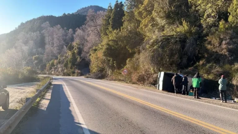 Una camioneta volcó en la Ruta 40, en el tramo de Siete Lagos, y no hubo heridos
