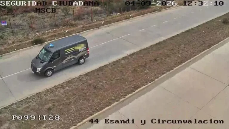 Contaminación urbana en Bariloche: captan a una camioneta arrojando basura en un predio sobre la calle Esandi