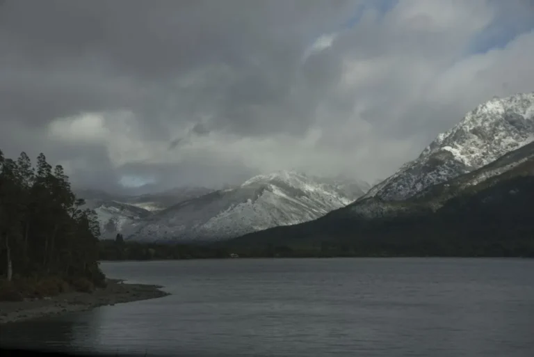 Nieve, lluvia y la eterna promesa de que el viernes sale el sol en Bariloche