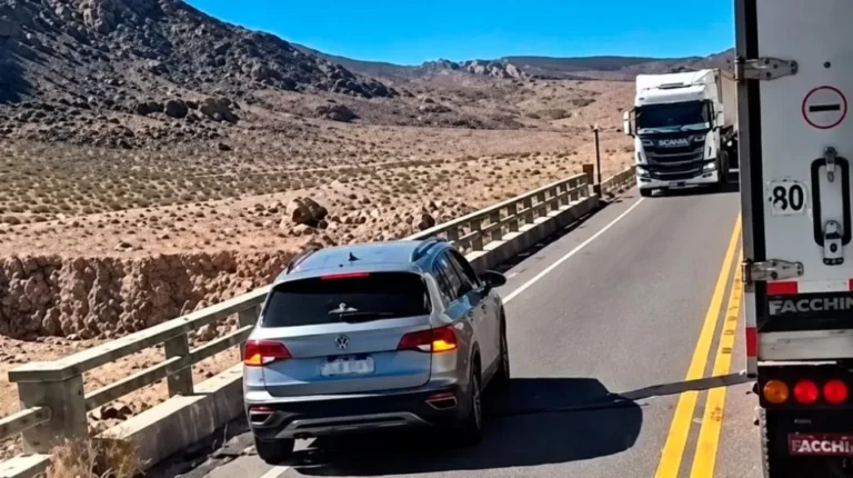 Una temeraria maniobra de sobrepaso en curva casi termina en tragedia vial y quedó registrada en video