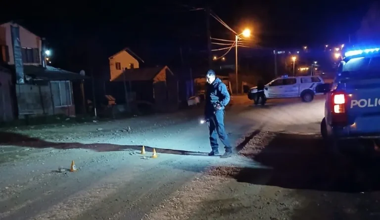 Investigan un brutal ataque a balazos contra dos hombres en el barrio Nuestras Malvinas