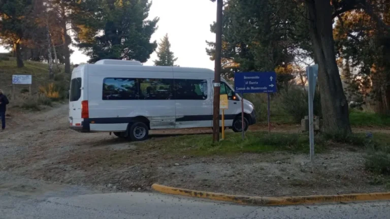Violento choque entre una combi con turistas y un auto en el acceso este de Bariloche