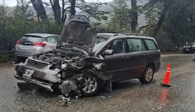 Violento choque frontal en Bariloche: cuatro heridos y un auto quedó al borde de caer al Nahuel Huapi