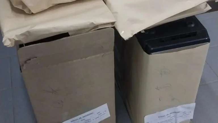 Un allanamiento en el barrio Melipal de Bariloche arrojó el secuestro de 21 dispositivos electrónicos en el marco de una causa por estafa