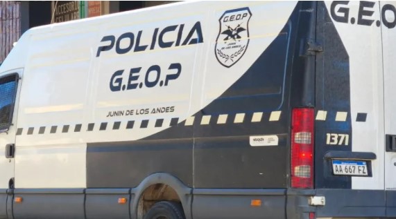 Encontraron muerta a una mujer en San Martín de los Andes: allanaron la casa de su pareja y la autopsia descartó signos de violencia