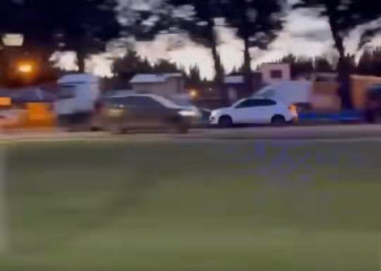 Bajó a ayudar tras un choque y le robaron el auto a punta de pistola con su familia adentro
