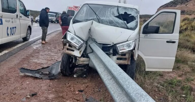 Impactante choque en la Ruta 237: una camioneta de paquetería terminó contra el guardarraíl y evitó caer por un barranco