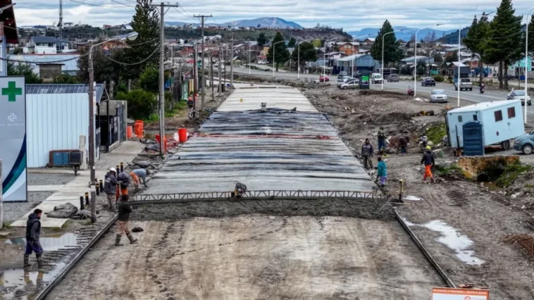 Avanza la pavimentación de la Colectora Sur con un importante operativo de hormigonado